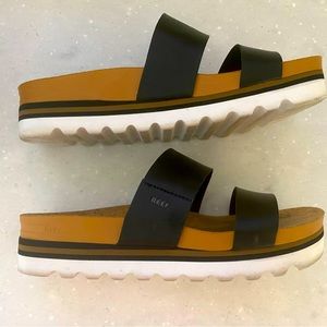 Reef Cool Black Leather/cork Slip-ons, EUC